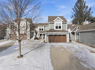 2536 Pine Cir, Urbandale, IA 50322