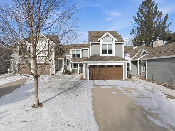 2536 Pine Cir, Urbandale, IA 50322