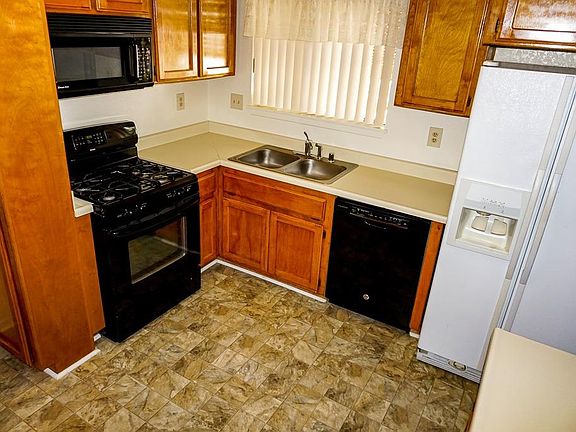 5th image of 9824 Hemlock Ave