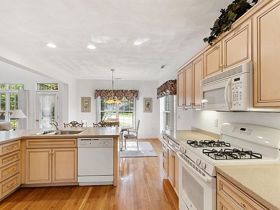 5th image of 91 Emerald Ct Unit 91