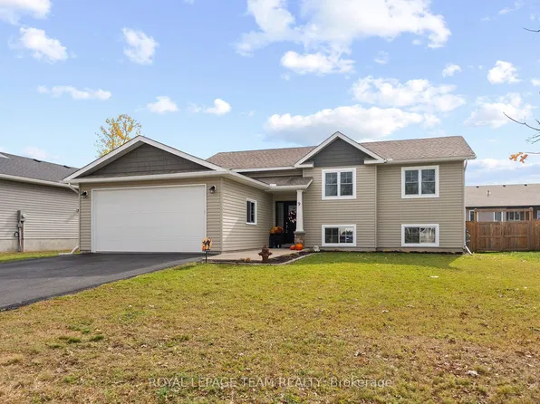 9 Terrance Dr, Petawawa, ON K8H 0G3