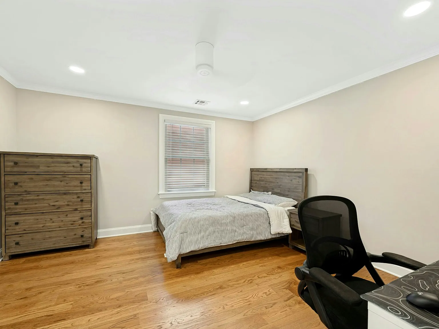 4 bed, 2340 sqft, $5,750 — Photo 4