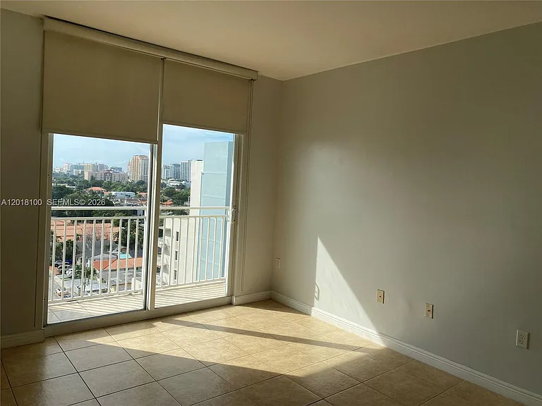 2425 SW 27th Ave #1008 — Photo 3
