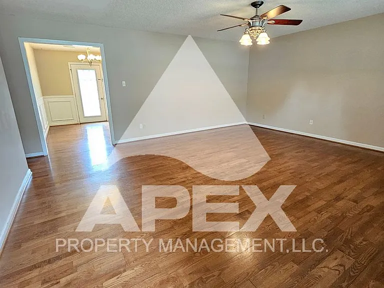 2528 Cinema Dr — Photo 5