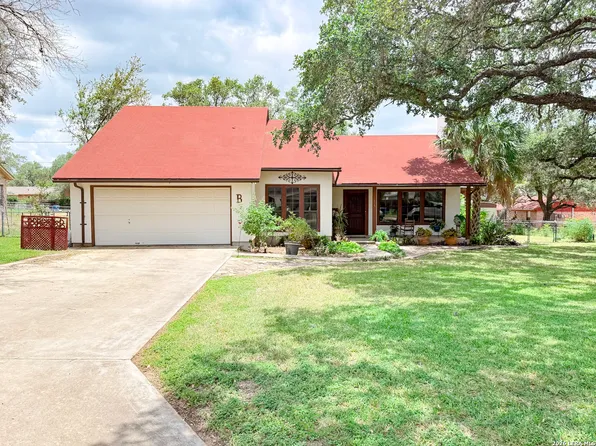 215 SOLLOCK DR, Devine, TX 78016