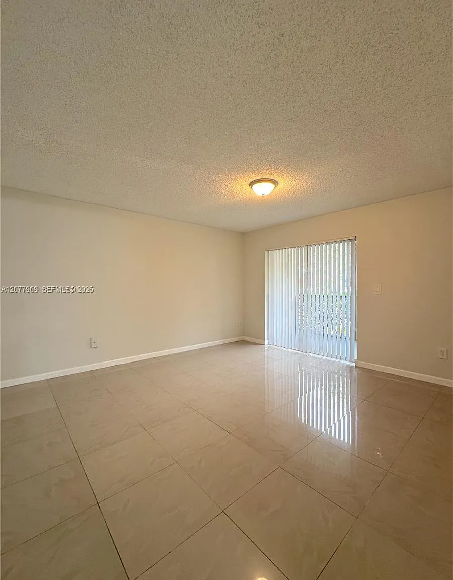 Royal Poinciana Condo — Photo 2