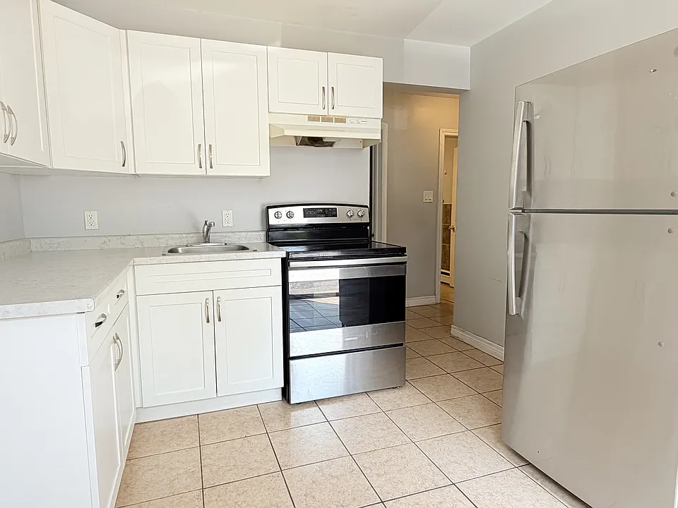 537 Confederation St #1