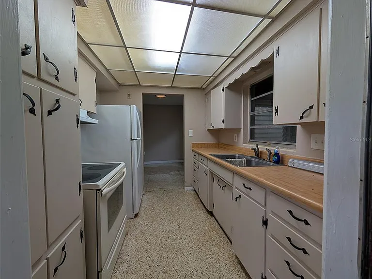 208 Oakwood Dr — Photo 4
