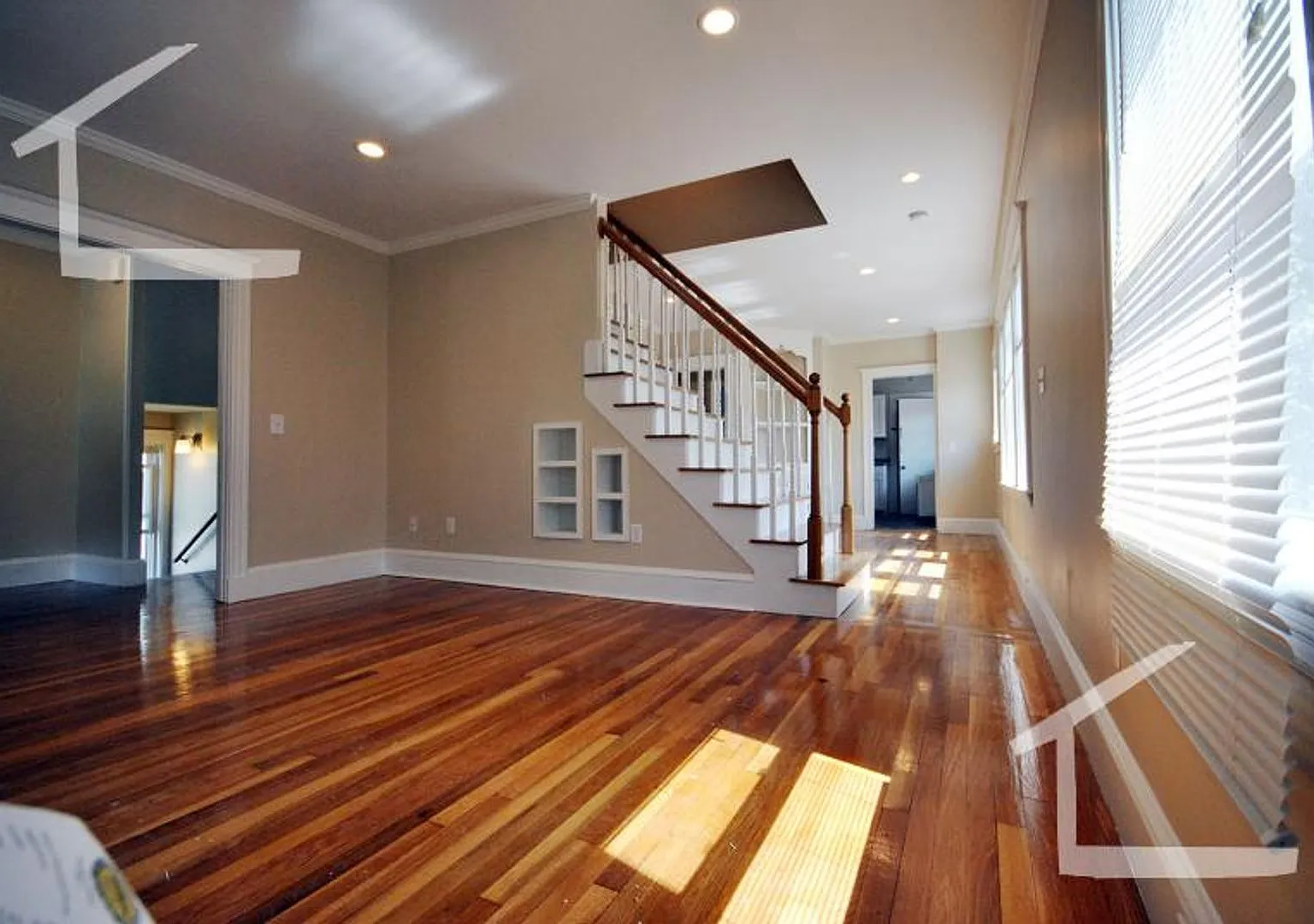 Huge, fully renovated 4 bed 2 bath duplex! — Photo 2