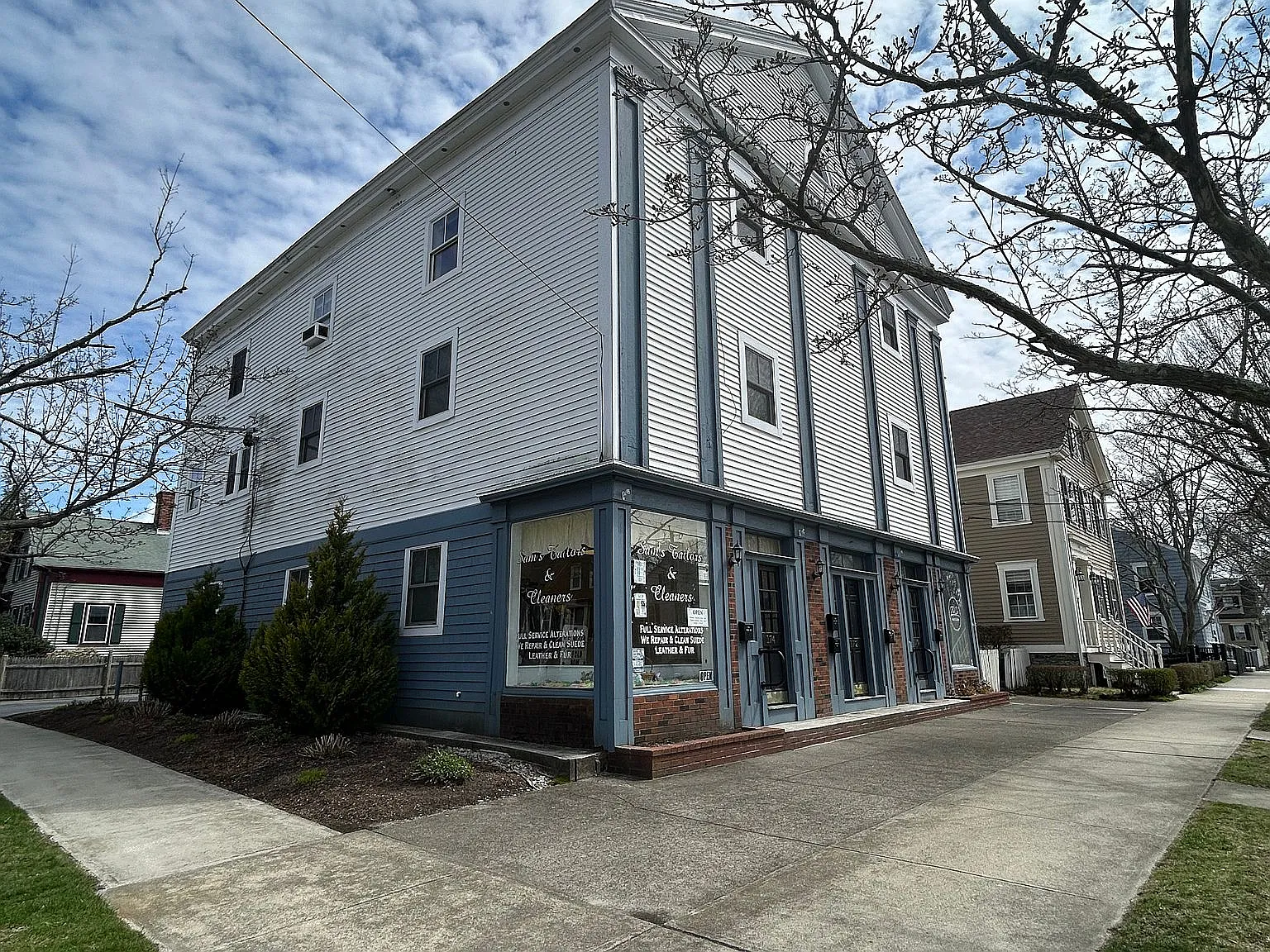 3 bed, 1.5 bath, 1200 sqft, $2,600 — Photo 1