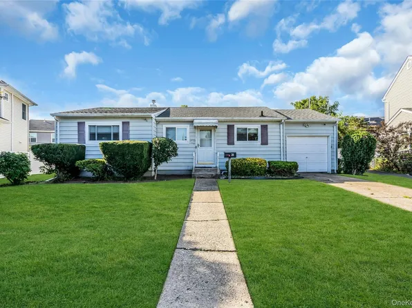 28 Lillian Lane, Plainview, NY 11803