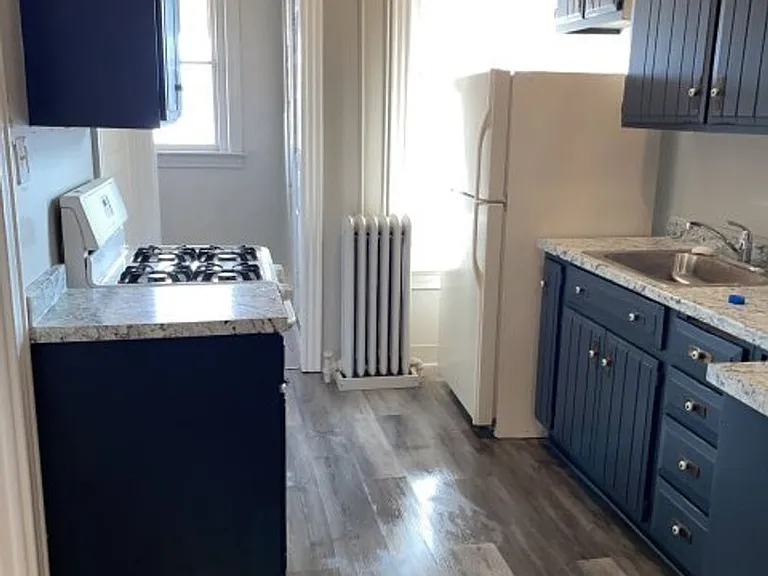 1046 W Walnut St — Photo 6