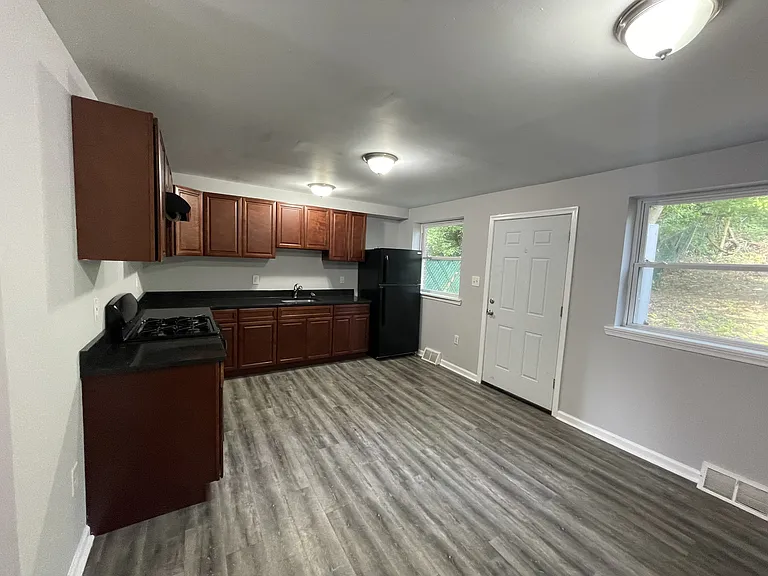 261 E Haines St — Photo 5
