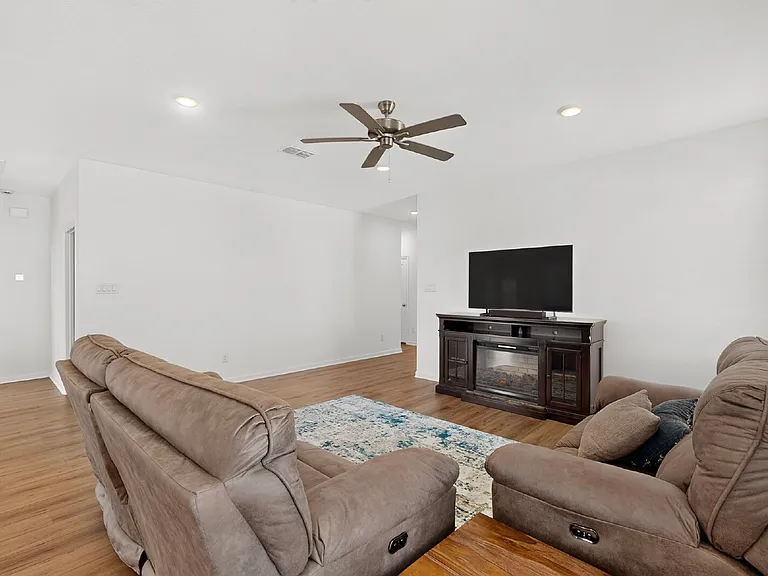 114 Drovers Dr — Photo 12