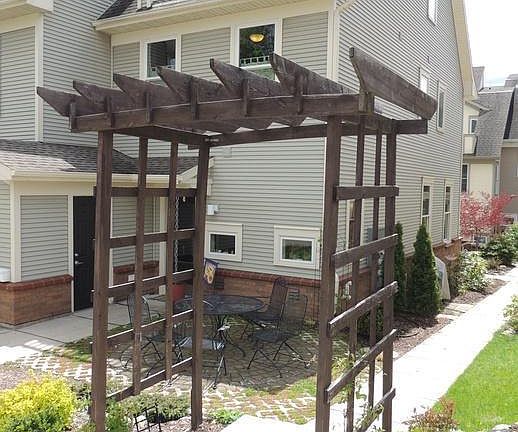 3rd image of 822 Livingston Ave NE