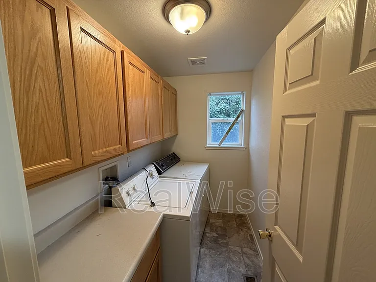 241 NE School St — Photo 21