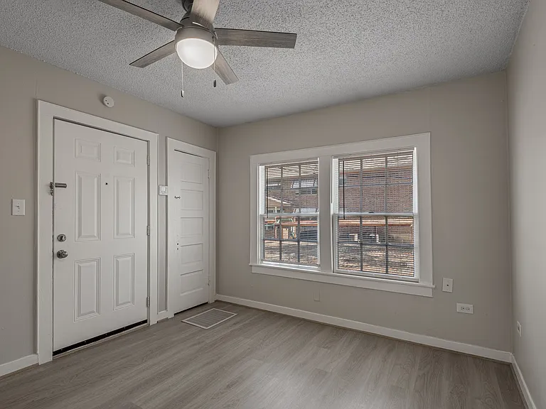 811 Sam Houston Ave #B — Photo 2