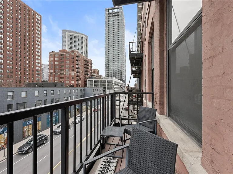 300 W Grand Ave #307 — Photo 15