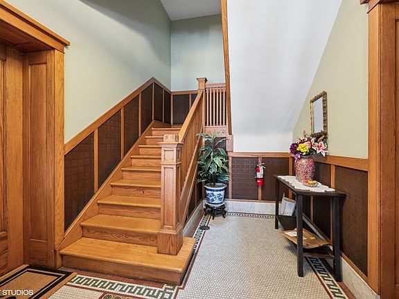 3rd image of 1222 W Elmdale Ave #3W