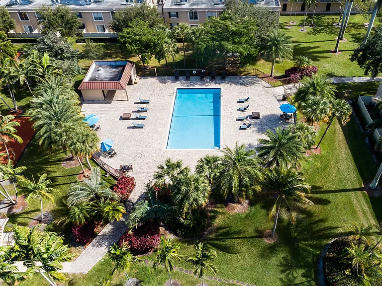 Community Grounds | Sunset Palms | Apartments For Rent in Hollywood FL