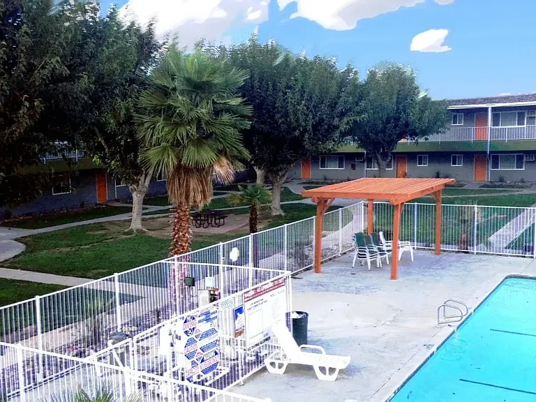 Raintree Garden Apartments — Photo 9