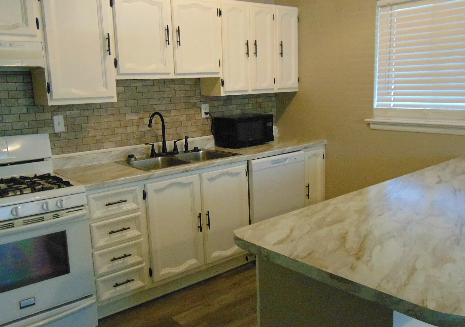 3 bed, 1.5 bath, 1137 sqft, $1,500 — Photo 4