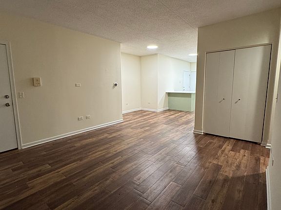 5th image of 5049 N Northwest Hwy #401