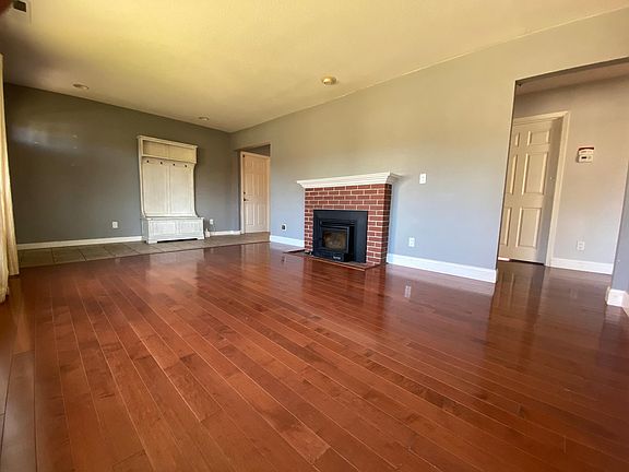 Living Room (View 2)