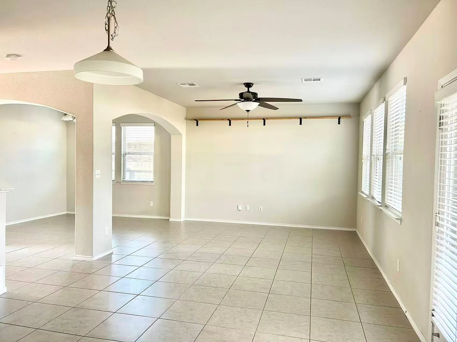 4 bed, 2.5 bath, 2420 sqft, $2,200 — Photo 4