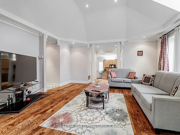 9 Robson Pl E — Photo 8