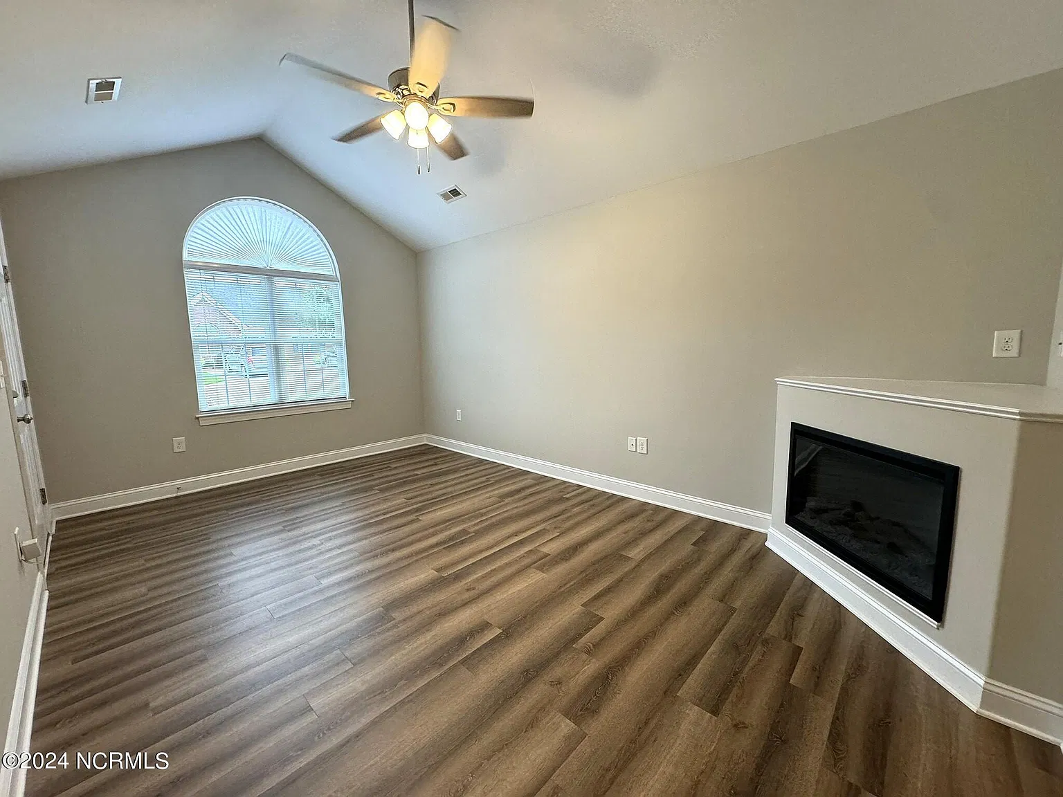 2 bed, 2.0 bath, 1040 sqft, $1,175 — Photo 3