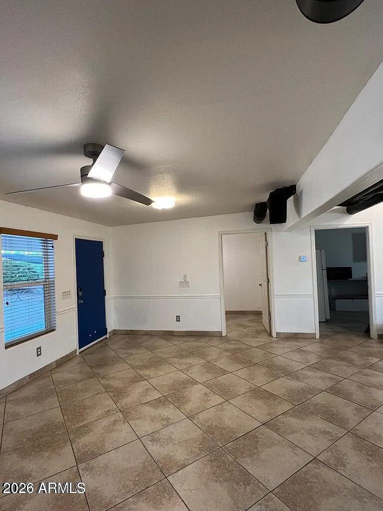 3 bed, 1.0 bath, 1371 sqft, $1,800 — Photo 2