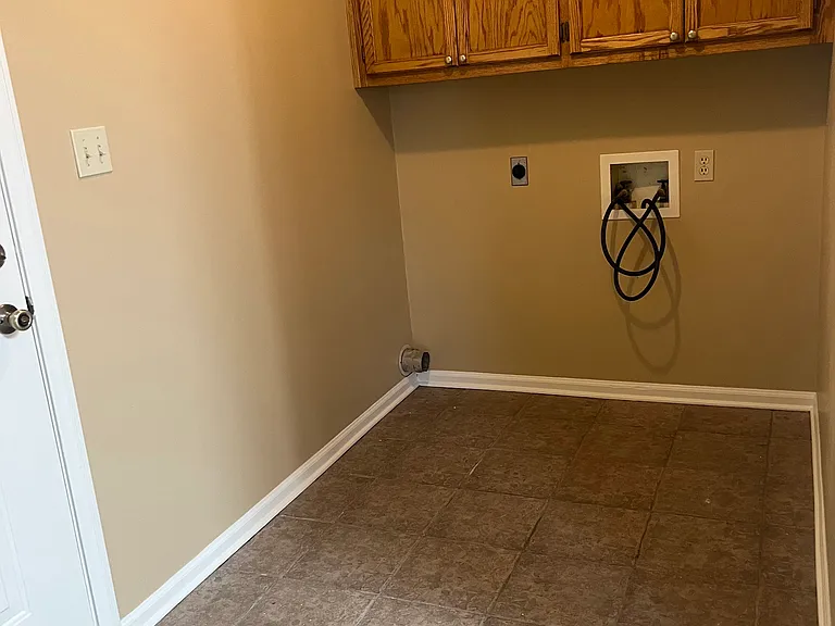 2105 Jonathan Ln — Photo 2