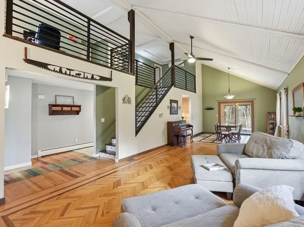 6 Madison Ave, Southampton, MA 01073