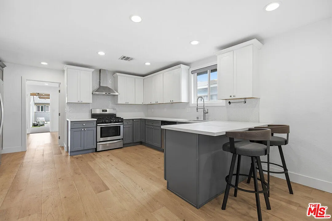 3 bed, 2.0 bath, 1250 sqft, $5,495 — Photo 2