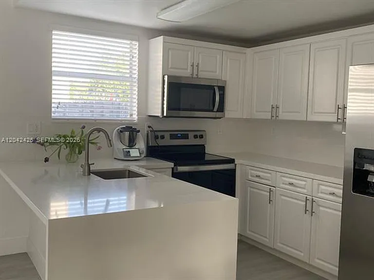 5245 NW 112th Ave #Townhouse 8 — Photo 4
