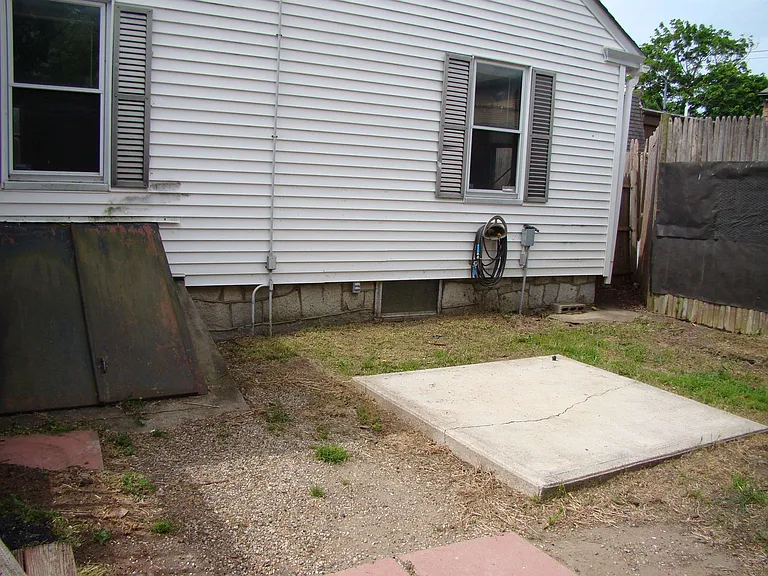 145 McQuesten St — Photo 3