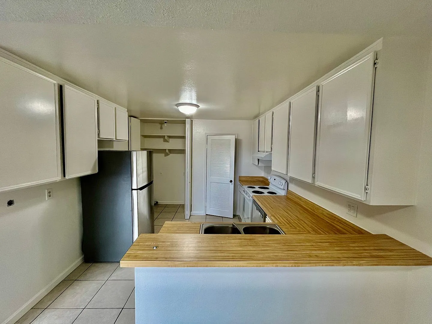 Spacious 2bd/2 bath with private patio in the heart of Paradise Hills. 2 carport spaces — Photo 4