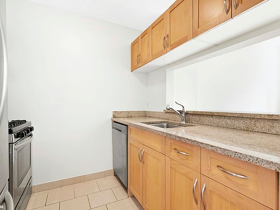 4th image of 250 E 30th St APT 5E