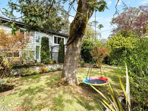 994 Ridgeway St, Saanich, BC V8X 3C4