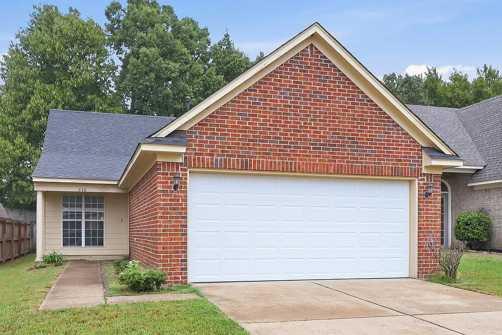 3 bed, 2.0 bath, 1560 sqft, $1,815 — Photo 3