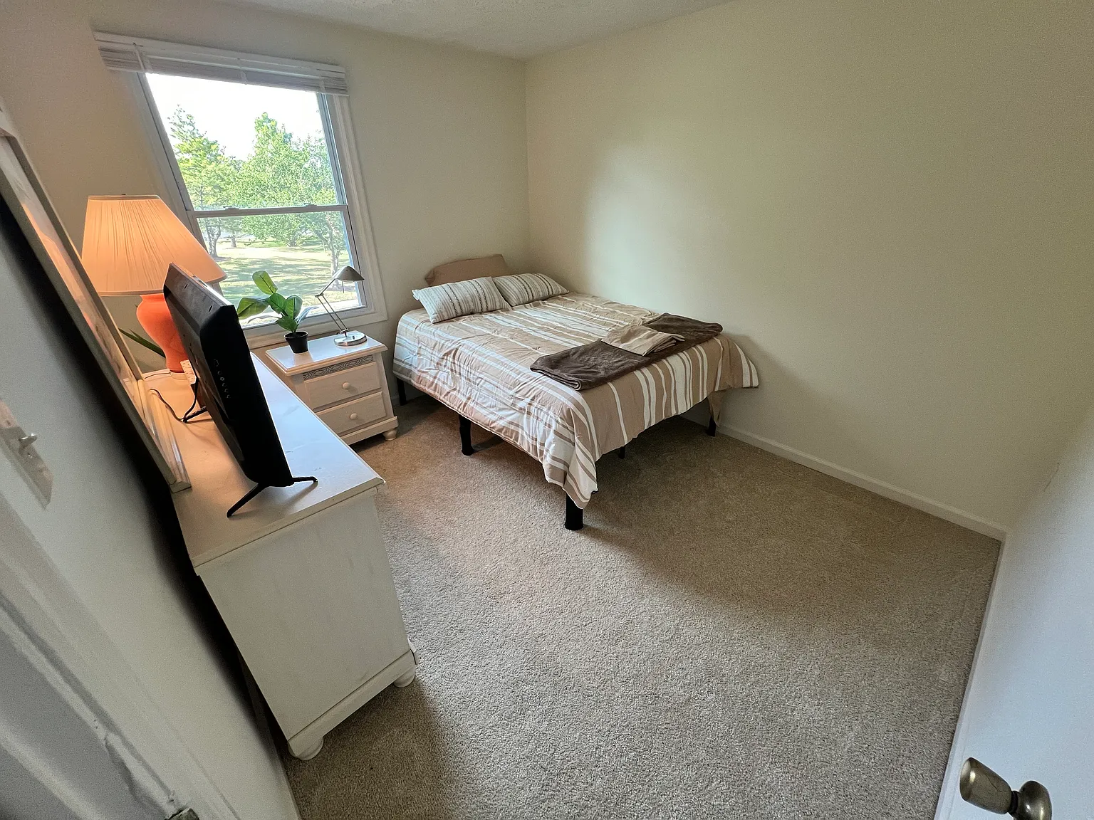 3 bed, 2.5 bath, 1800 sqft, $875 — Photo 1