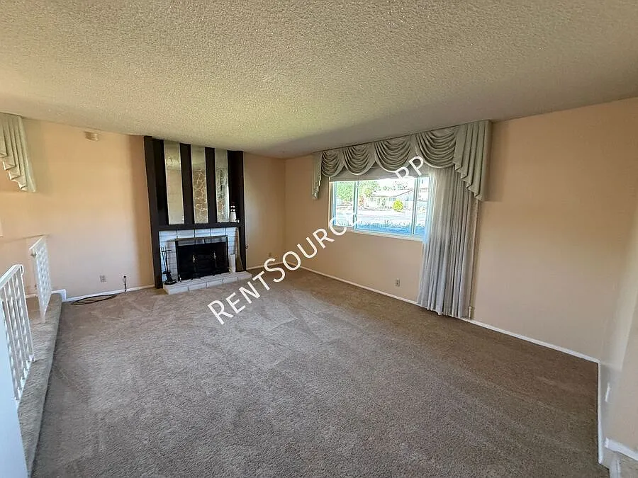 3 Bedrooms/2 Bathrooms Single Story Home for Rent in West Palmdale in Antelope Valley — Photo 4