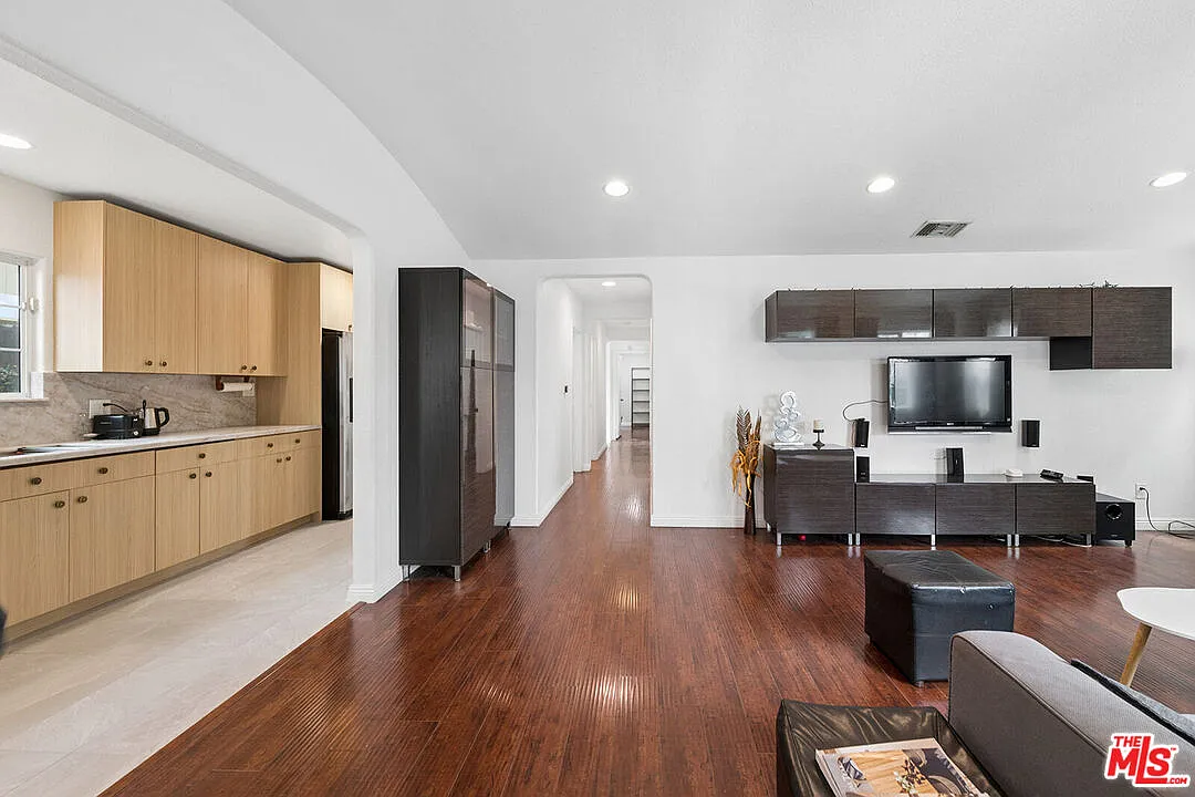 4 bed, 2.0 bath, 1349 sqft, $5,950 — Photo 3