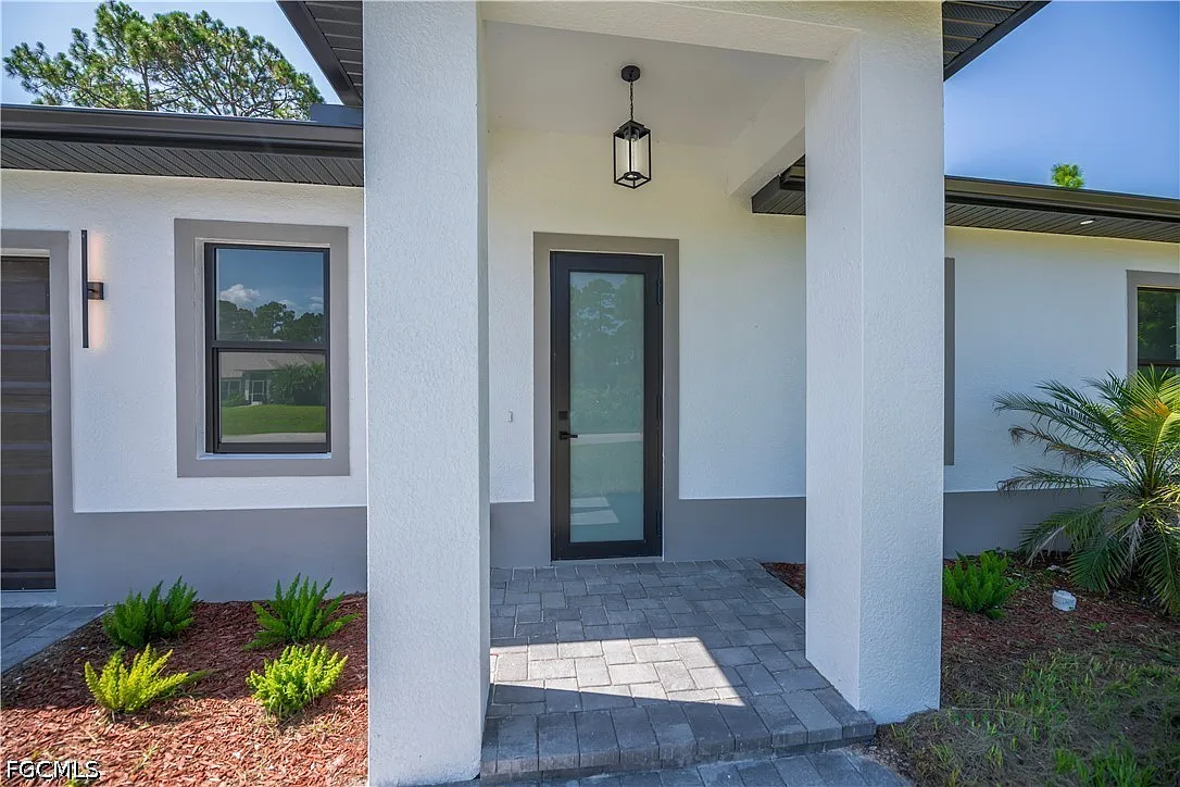 3 bed, 3.0 bath, 1057 sqft, $1,895 — Photo 3
