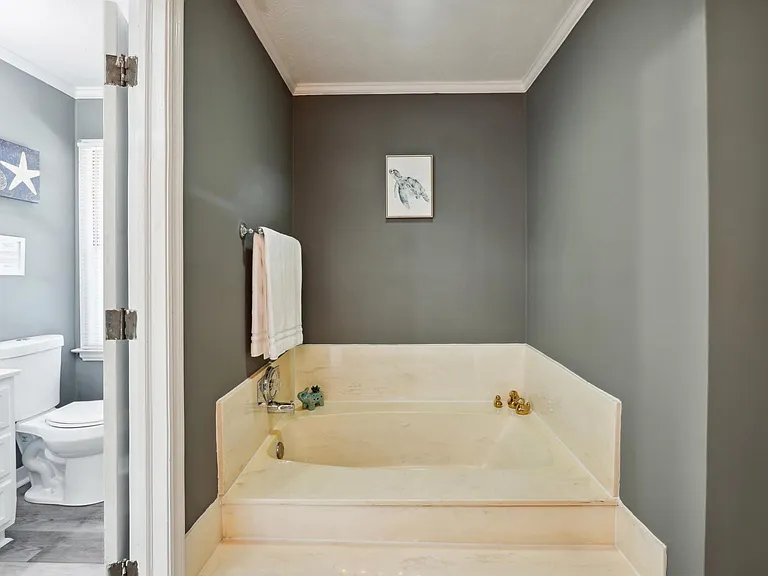 Full Master Bathroom (tub + shower + 2 sinks + 2 closets) -Upstairs Level