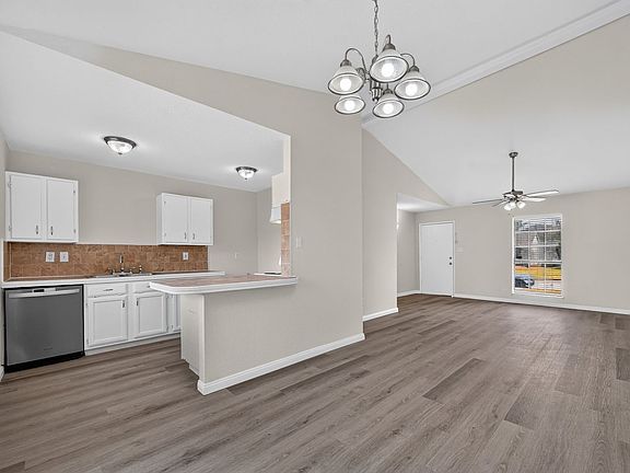5th image of 517 Willow Oak St