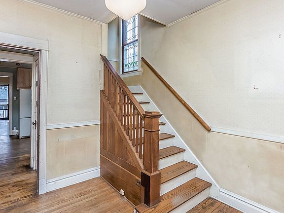 5th image of 619 Clarence Ave