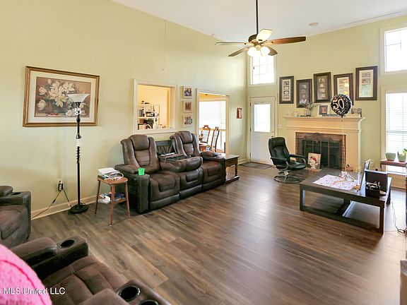3rd image of 373 Avalon Way