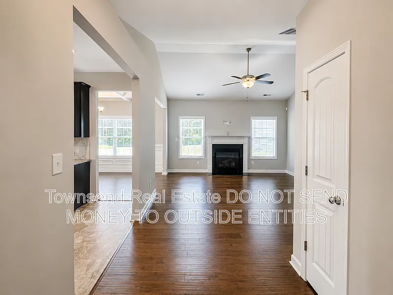 3 bed, 2.0 bath, 1643 sqft, $1,995 — Photo 2